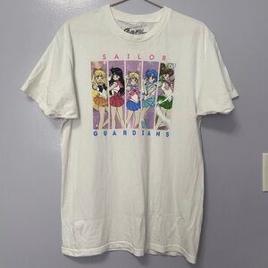 HOT TOPIC Sailor Moon Graphic Tee Shirt